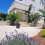 Apartment Mali San *